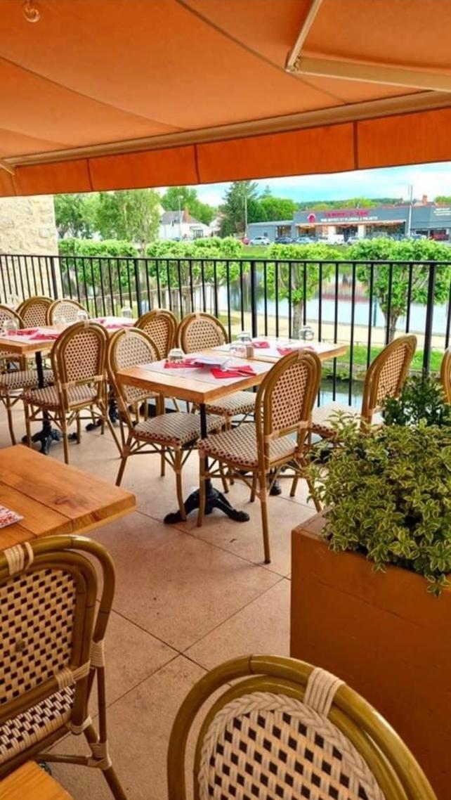 Logis Hotel La Maison A Pan De Bois Виерзон Екстериор снимка