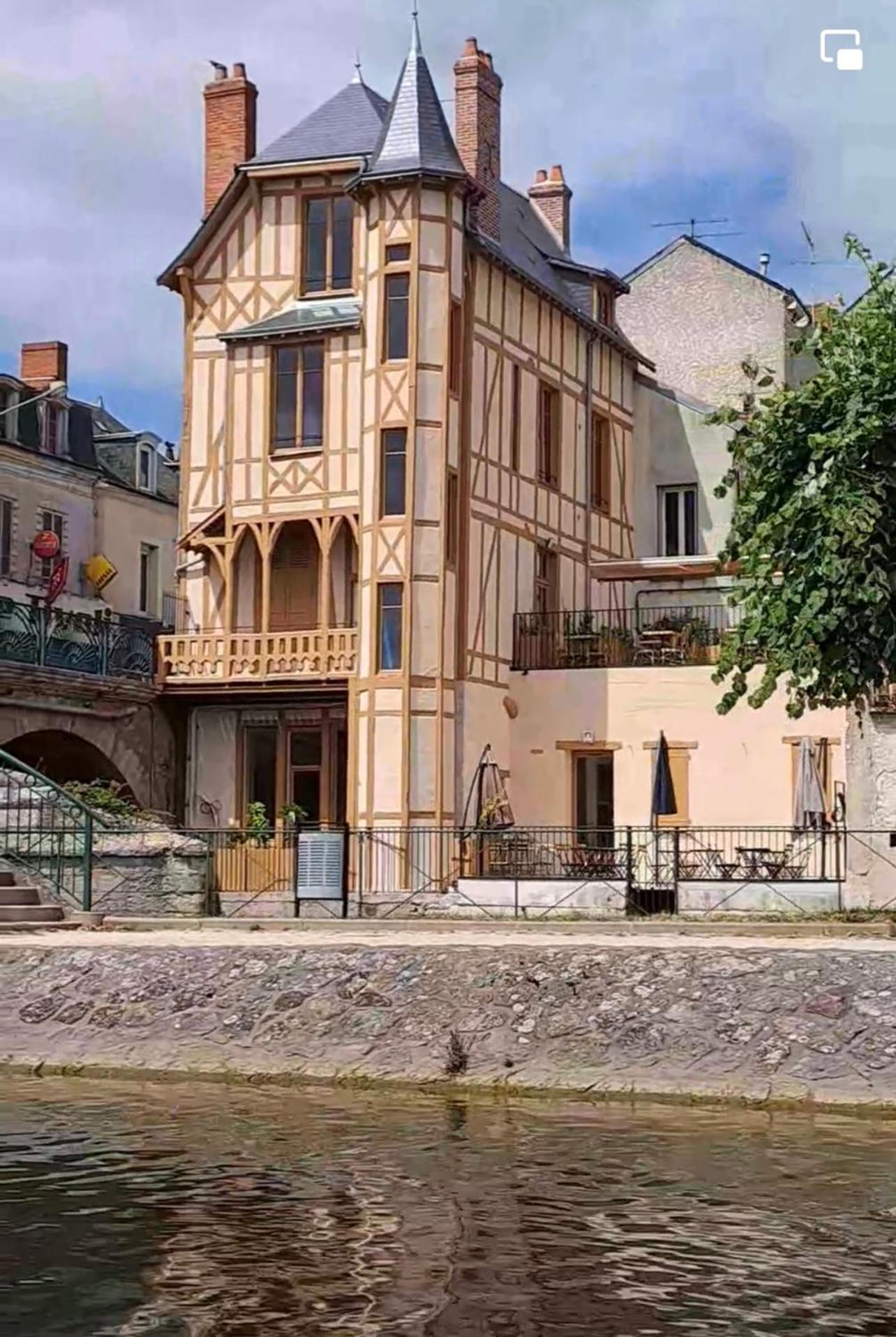 Logis Hotel La Maison A Pan De Bois Виерзон Екстериор снимка