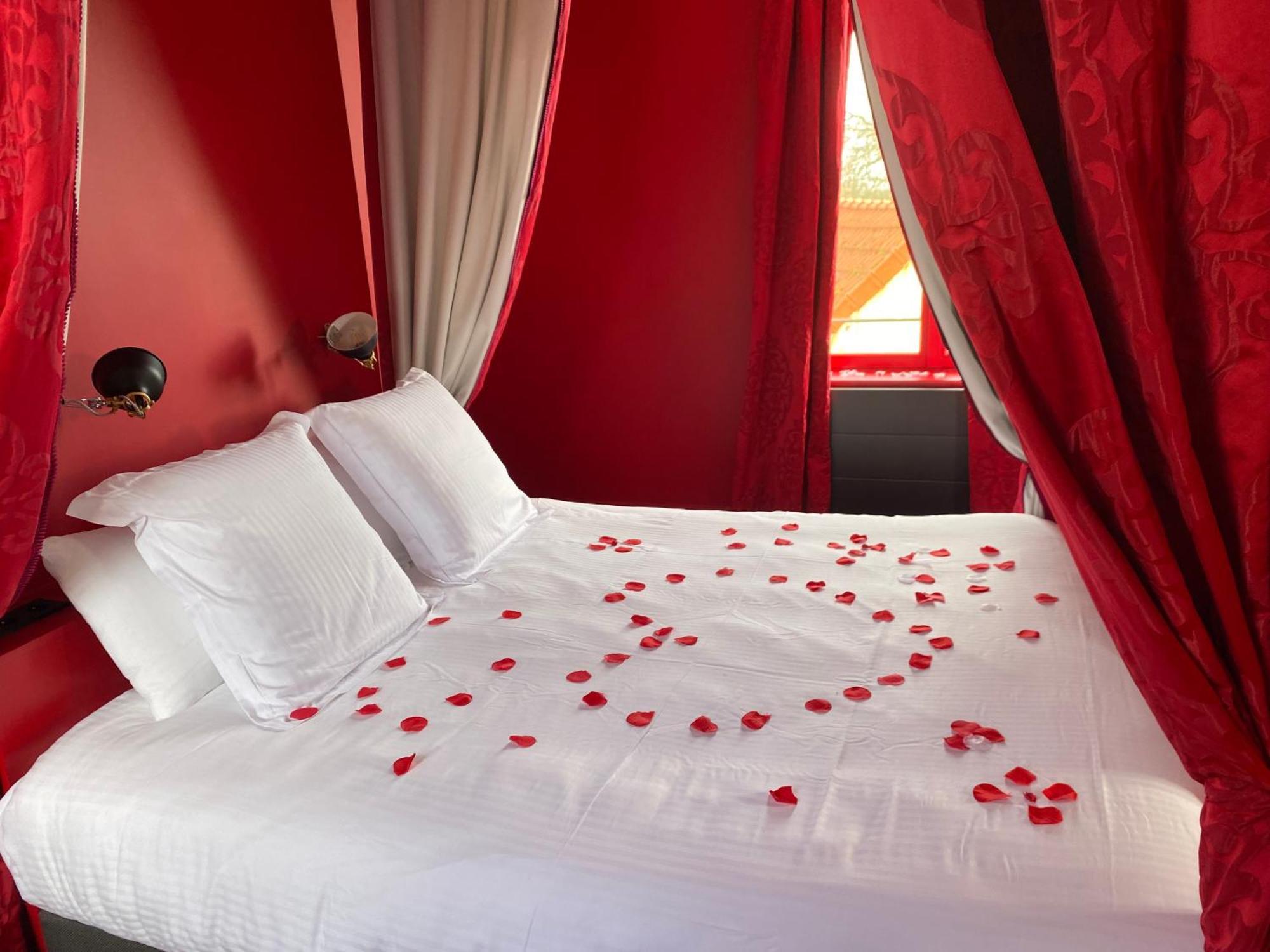 Logis Hotel La Maison A Pan De Bois Виерзон Екстериор снимка